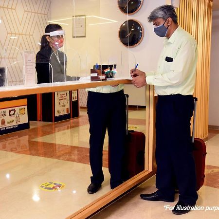 Vaccinated Staff - Capital O 7933 Hotel Trimurty International Guwahati Exterior foto