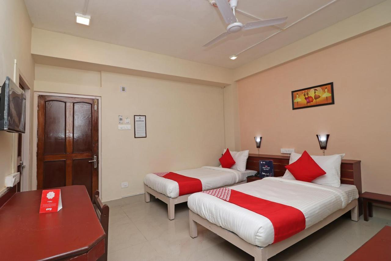 Vaccinated Staff - Capital O 7933 Hotel Trimurty International Guwahati Exterior foto