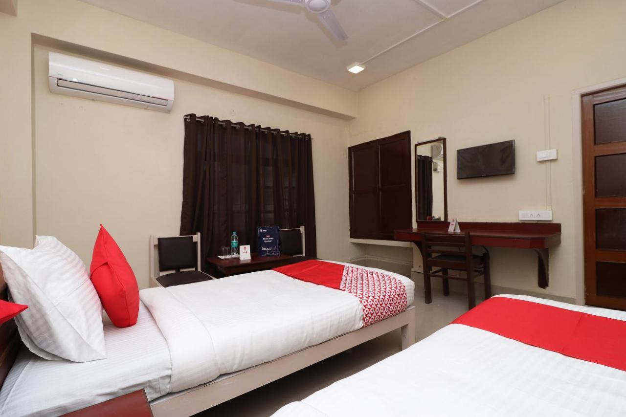 Vaccinated Staff - Capital O 7933 Hotel Trimurty International Guwahati Exterior foto