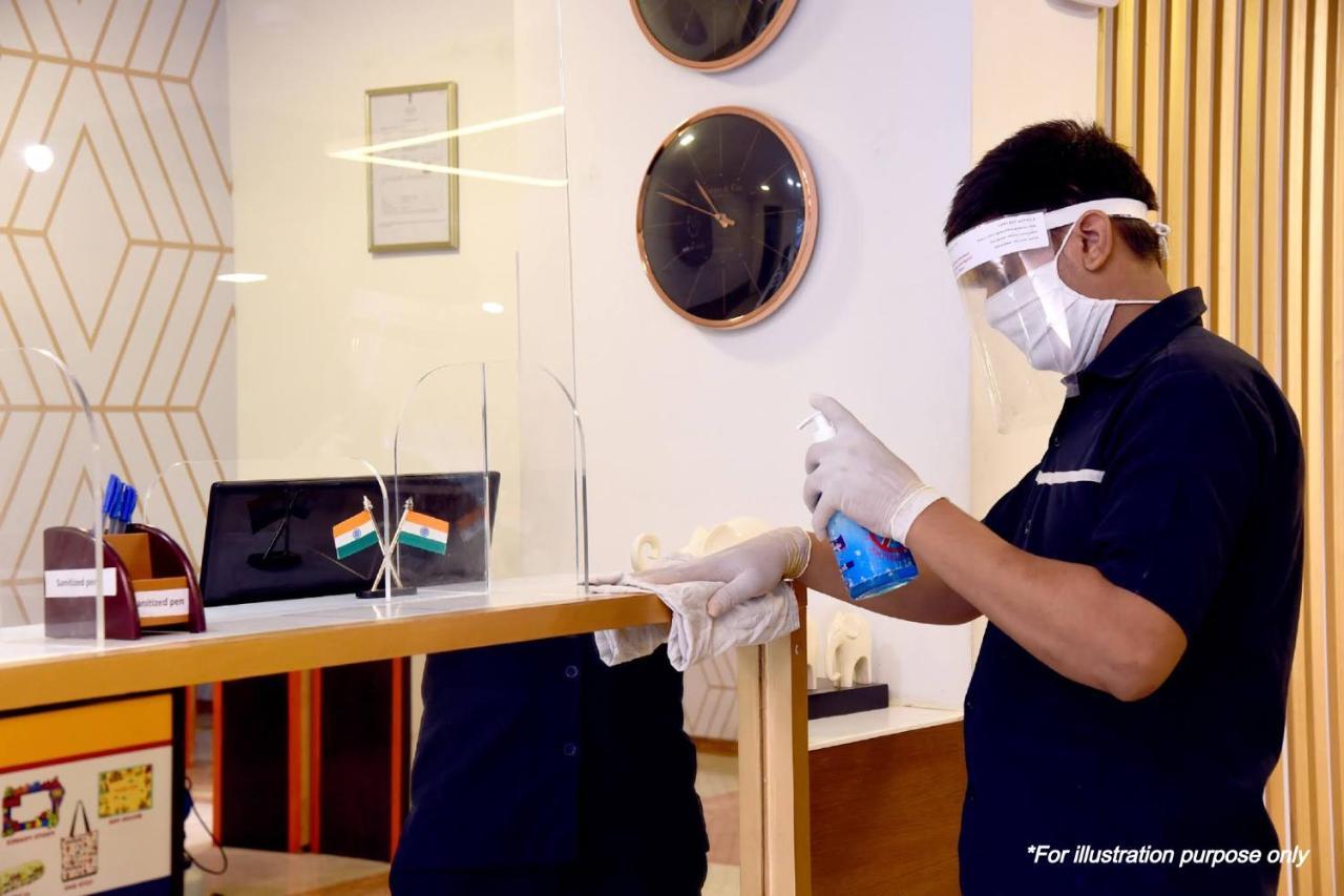 Vaccinated Staff - Capital O 7933 Hotel Trimurty International Guwahati Exterior foto
